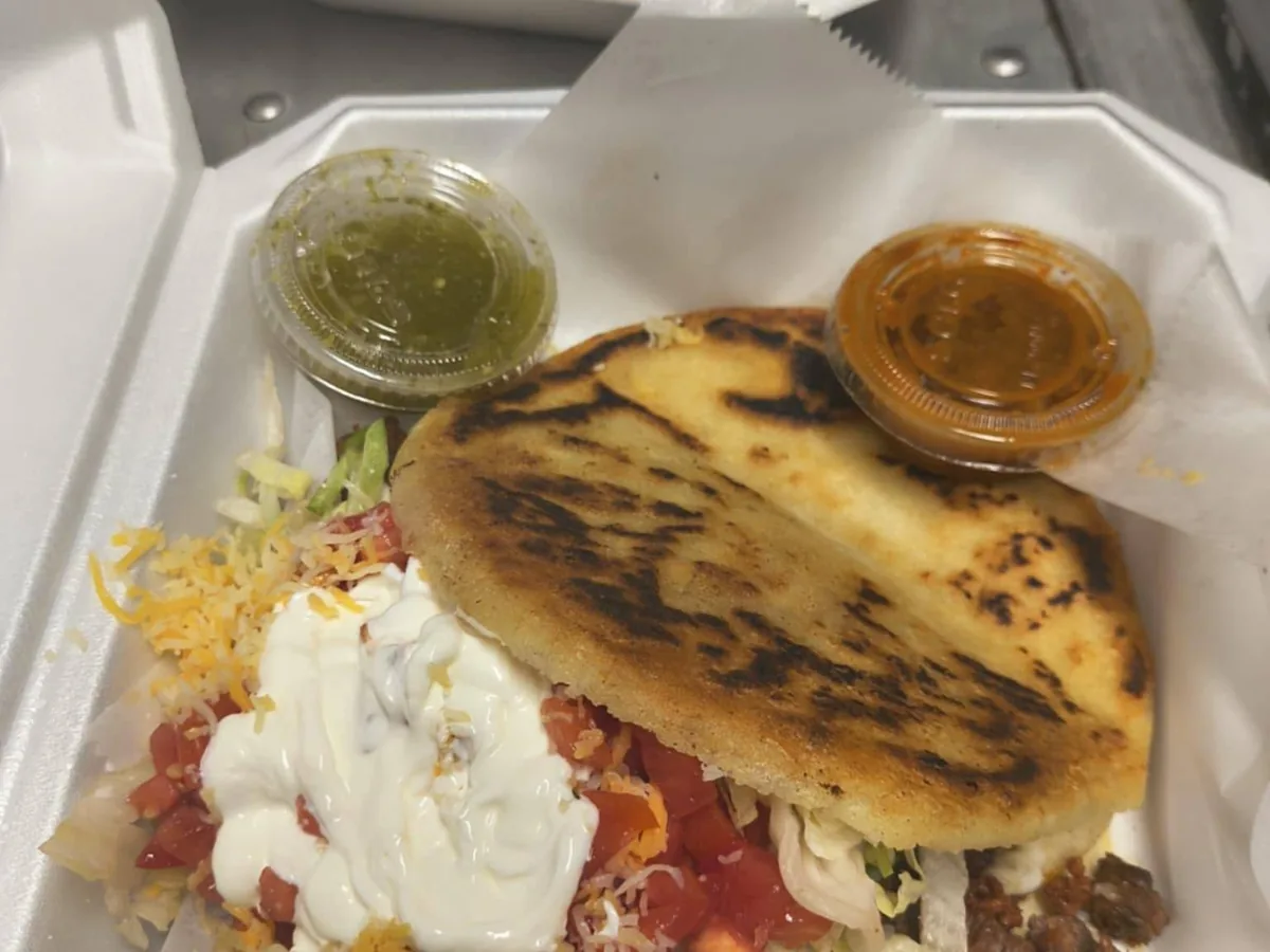 Gordita plate served with crema, pico de gallo and two salsas